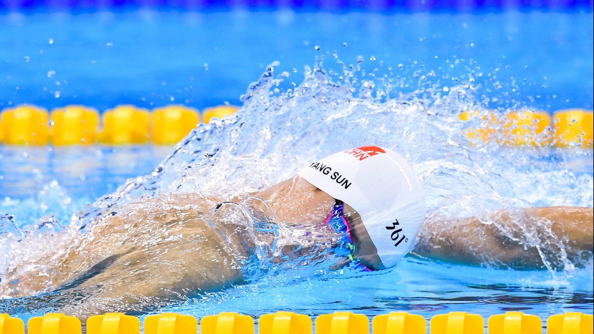 黄蜂举办“夜光球赛”,全场关灯只留荧光线条,250大黄蜂光束灯大歌